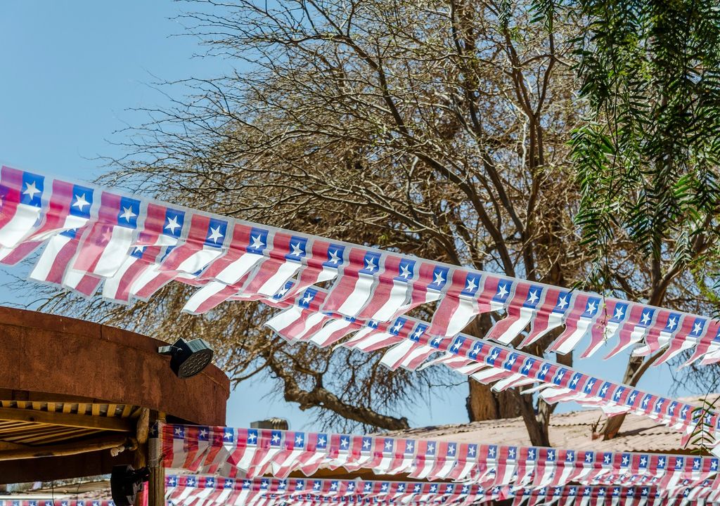 Banderas de plástico chilenas adornando las ramadas