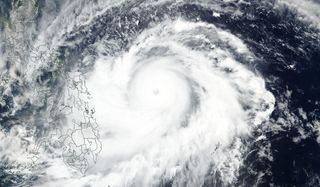 Increíble historia de Surigae: de supertifón a superborrasca explosiva