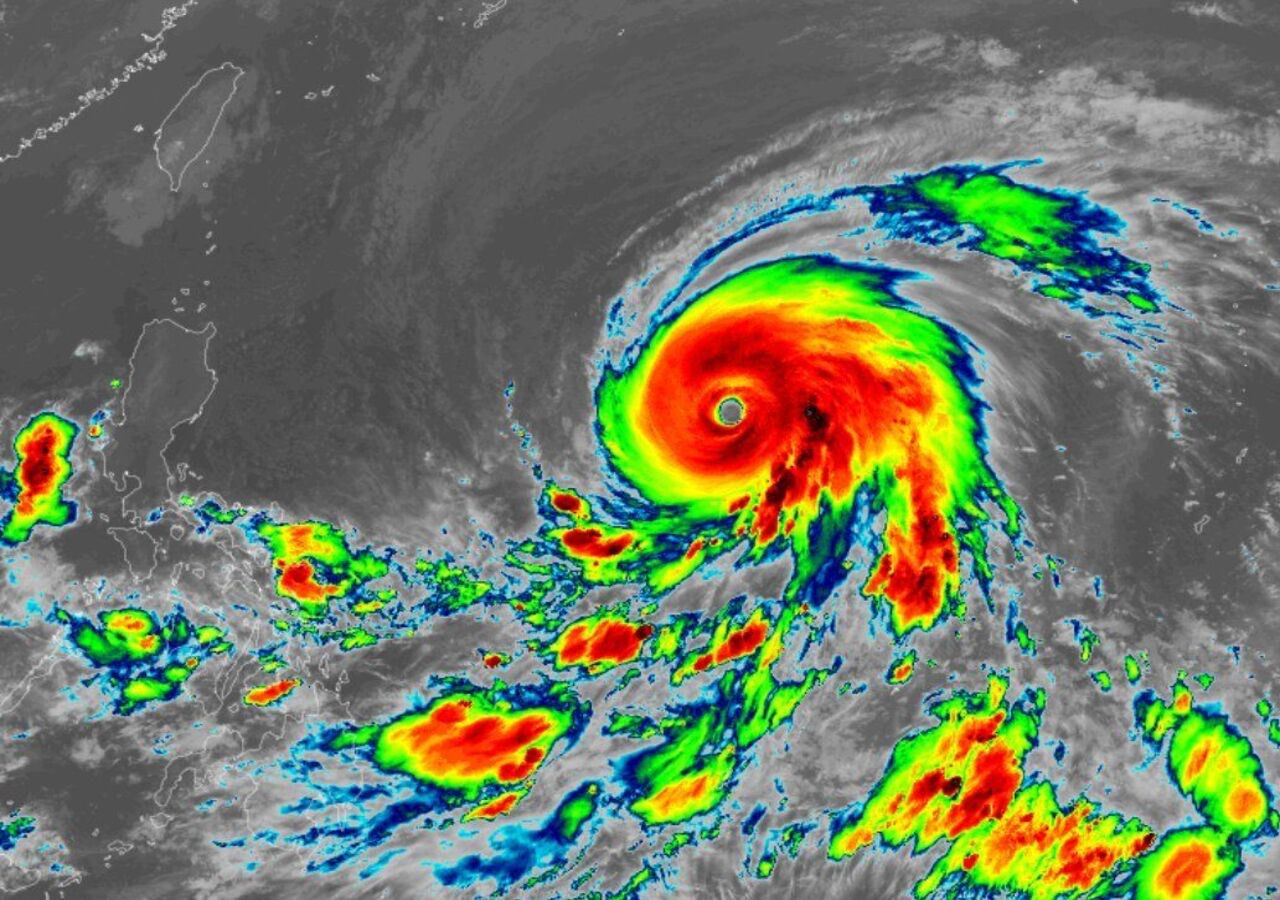 Imagen de satélite infrarrojo del supertifón Mawar.