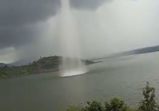 Espectacular tromba marina en Lago Ruhondo, Ruanda