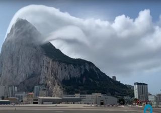 Increíble nube filmada en el Peñón de Gibraltar: ¿cómo se forma?