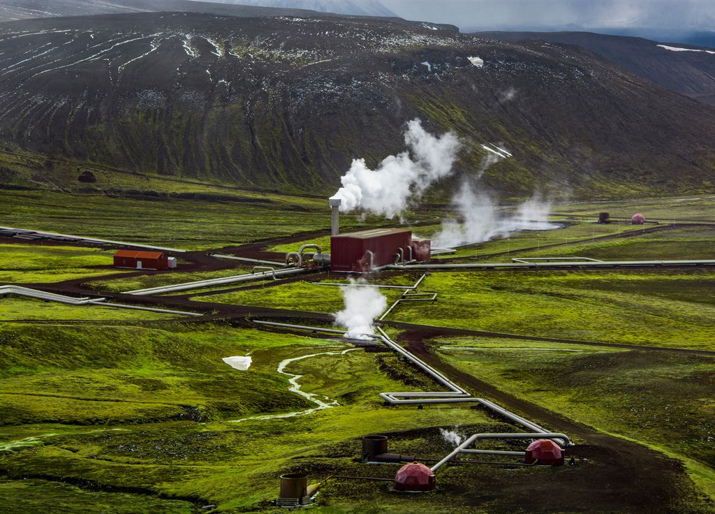 7 centrales geotérmicas vinculadas a la actividad de los 130 volcanes activos del país suministran calor y electricidad a Islandia.