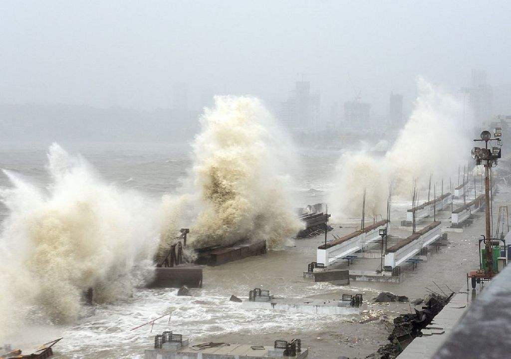 En plena crisis por la segunda ola de COVID-19, un ciclón tropical avanza por la costa de la India. Fotografía: SUJIT JAISWAL/AFP