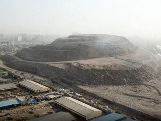 India: montaña de basura camino a superar en altura al Taj Mahal