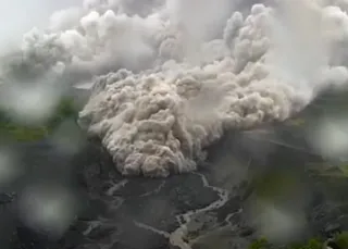 Fluxos piroclásticos impressionantes após a erupção do vulcão Semeru