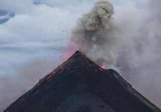 Indonésia: vulcão entra em erupção na ilha que foi alvo de tsunami