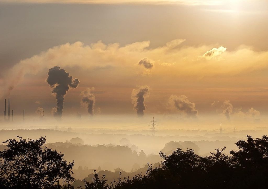 Bestandteile von Industrieabgasen lassen sich noch in Tausenden von Kilometern Entfernung nachweisen.