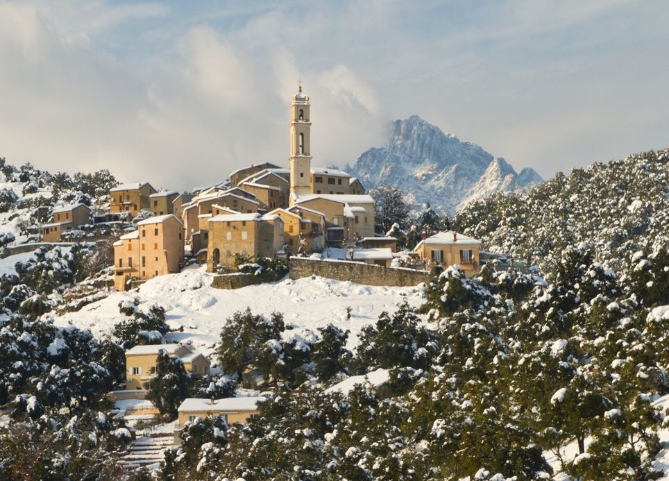 Le village de Soveria, en Haute-Corse, sous la neige.