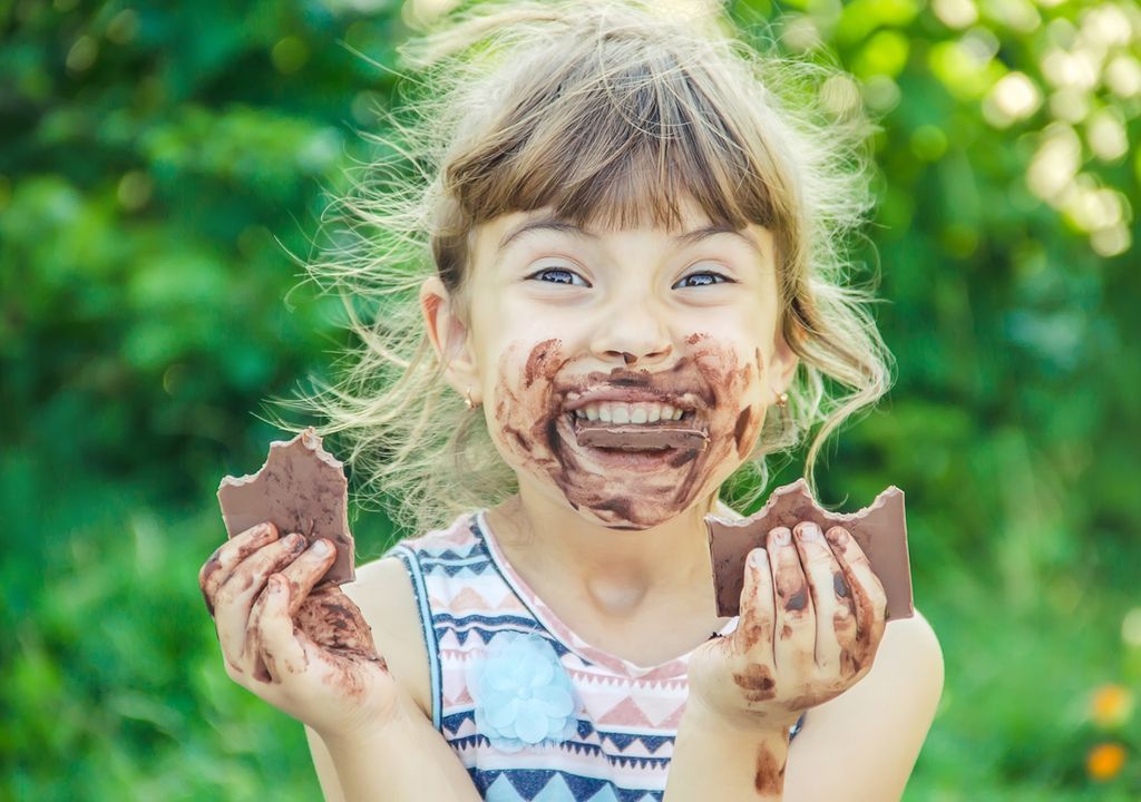 Menina comendo chocolate