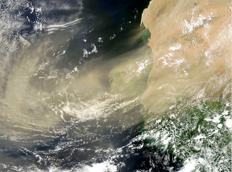 Imagen de una gran invasión de polvo sahariano sobre el océano Atlántico captada por el satélite Aqua de la NASA el 30 de julio de 2013. Crédito: NASA.