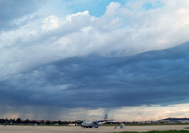 Chubasco de lluvia en las proximidades, aeródromo de Getafe. Chubasco de lluvia en las proximidades, aeródromo de Getafe.