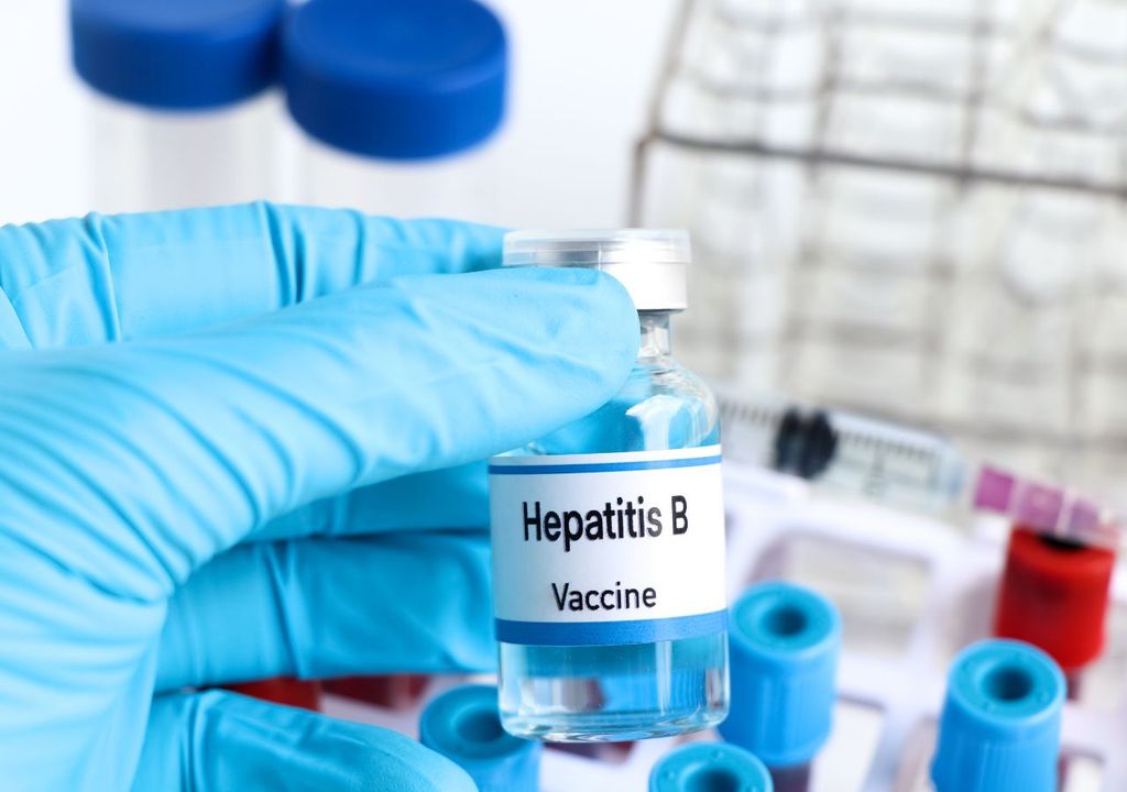 Hoy, la Organización Mundial de la Salud recomienda aplicar esta vacuna durante las primeras 24 horas de vida, protegiendo cada año a más de 100 millones de recién nacidos en todo el planeta.