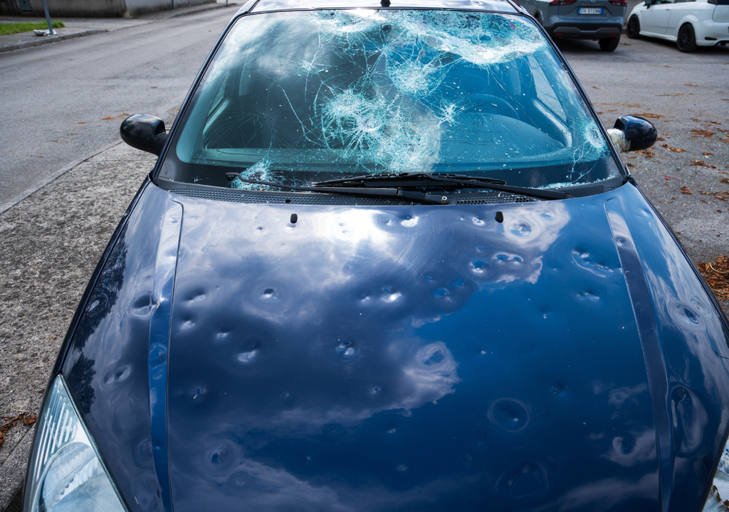 tormenta; tiempo severo; atmosfera; nube; supercelda; riesgo; primavera meteorologica Daños en vehículo tras una granizada intensa.