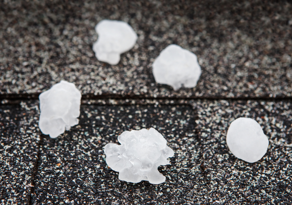 El tamaño y forma irregular de un granizo reflejan los ciclos de ascenso y crecimiento que experimentó dentro de la nube antes de alcanzar el suelo.