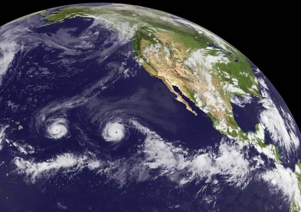 La temporada de lluvias camina de la mano con la actividad ciclónica, siendo un alivio necesario ante las altas temperaturas que han predominado en México. Imagen: NASA.