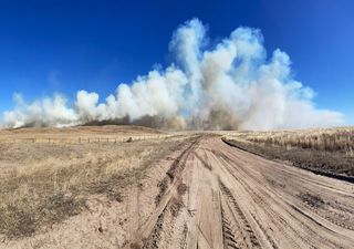 Inician evacuaciones en el norte del Panhandle de Nebraska debido a un gran incendio forestal 