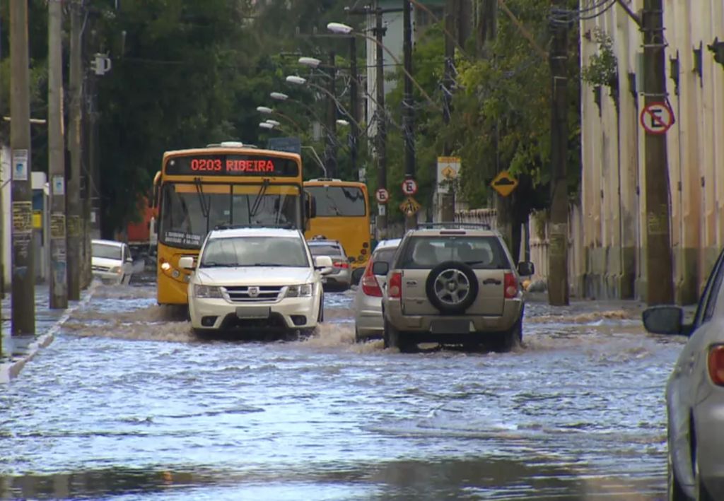 Previsão de chuvas intensas para esta quinta-feira (20) pode causar transtornos em Salvador/BA. Previsão de chuvas intensas para esta quinta-feira (20) pode causar transtornos em Salvador/BA.