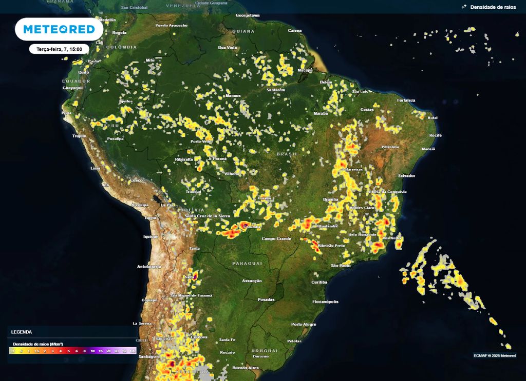 Mapa de densidade de raios para a terça-feira (07) destaca as regiões com maior potencial de tempestades.