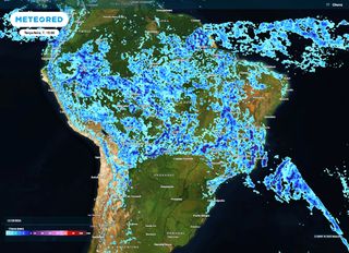 INMET emite alertas amarelo e laranja de chuvas intensas para 17 estados nesta terça-feira