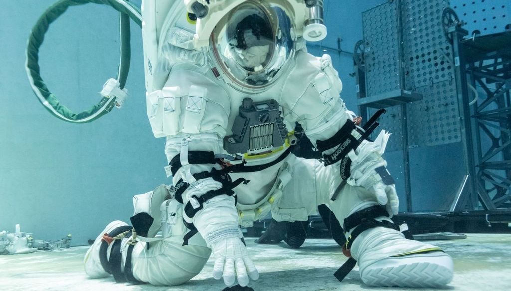 Jenni Gibbons, practica tareas lunares simuladas bajo el agua con el traje espacial lunar de Axiom Space. Crédito: NASA.