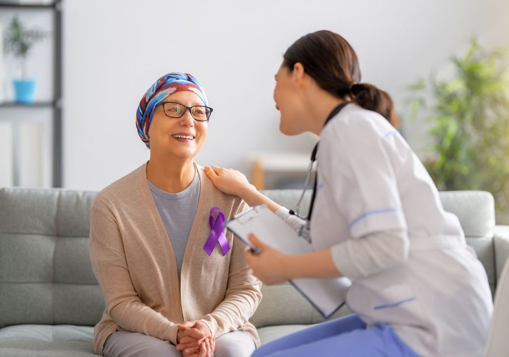 Doctora y paciente con cáncer Doctora y paciente con cáncer