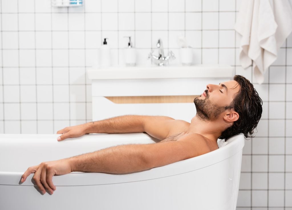 Baignoire homme se laver prétexte