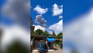 El volc&aacute;n Mayon lanza una gran columna de ceniza de 3000 metros y eleva el nivel de alerta en Filipinas