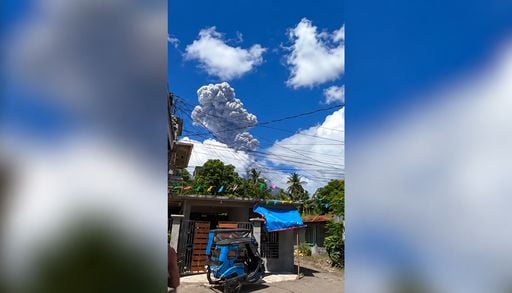 El volc&aacute;n Mayon lanza una gran columna de ceniza de 3000 metros y eleva el nivel de alerta en Filipinas