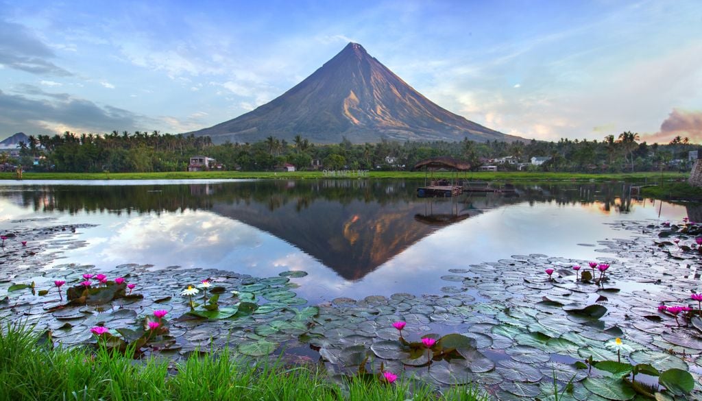 Con sus 2.462 metros de altitud, el volcán Mayon está considerado el volcán más activo de Filipinas.