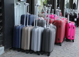 Insolite : cette ville européenne va interdire les valises à roulettes dès cet été !
