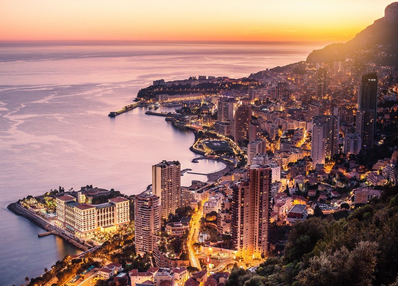 La principauté de Monaco a une superficie d'un peu plus de 2km², en faisant le deuxième État le plus petit du monde après le Vatican