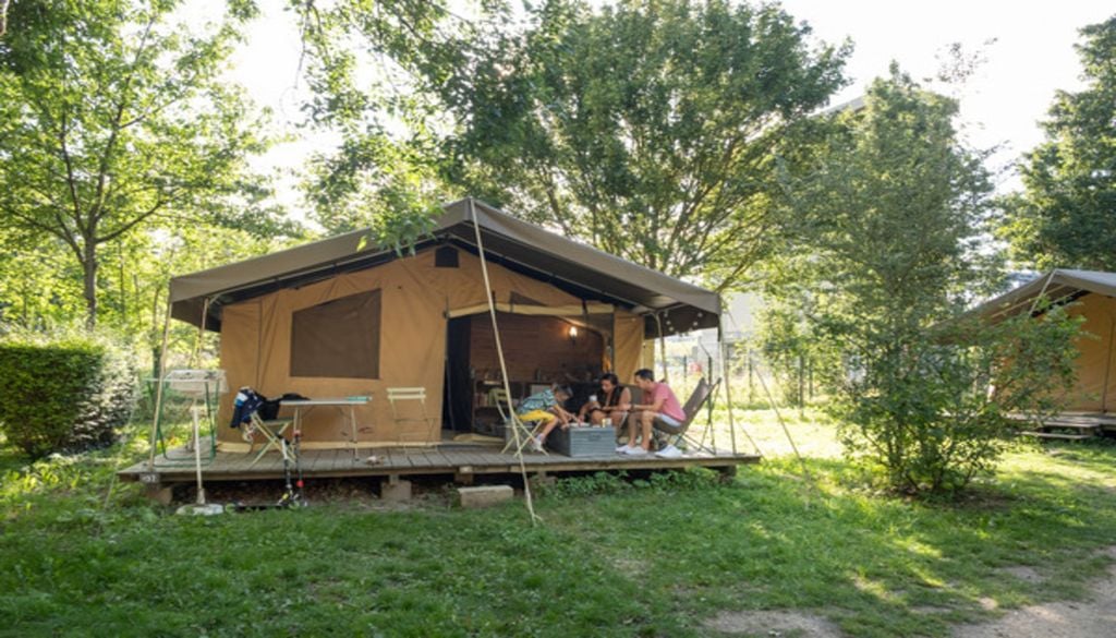 Tentes toile et bois tout équipées. Tentes toile et bois tout équipées.