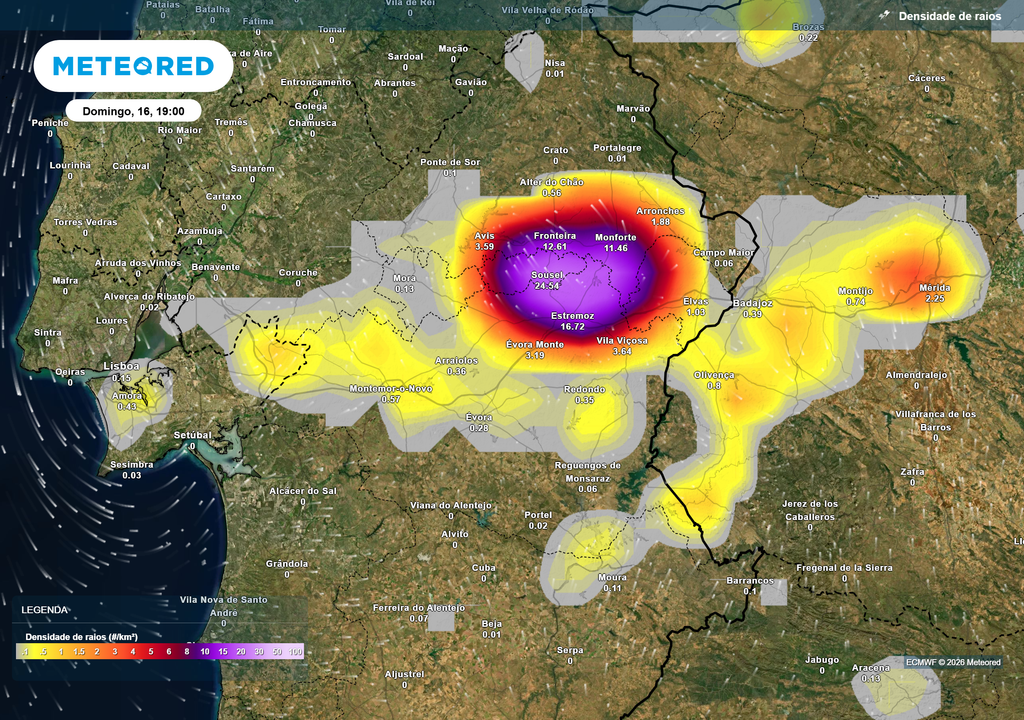 No domingo, o foco da atividade trovoada desloca-se para o interior alentejano. Entre Sousel, Fronteira, Monforte e Estremoz poderão formar-se núcleos muito ativos, com densidades localmente próximas dos 25 raios/km².