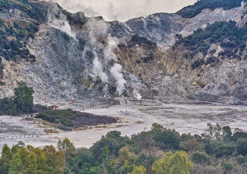 cratera Solfatara, na cidade de Pozzuoli, em Itália cratera Solfatara, na cidade de Pozzuoli, em Itália