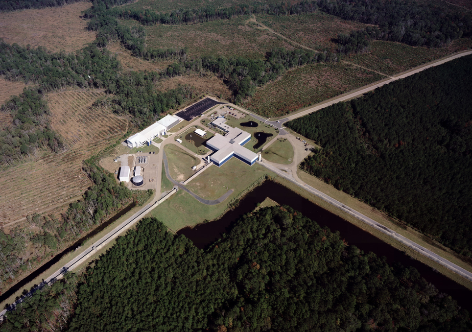 LIGO é um exemplo de detector de ondas gravitacionais que tem uma configuração em formato de L. Crédito: LIGO