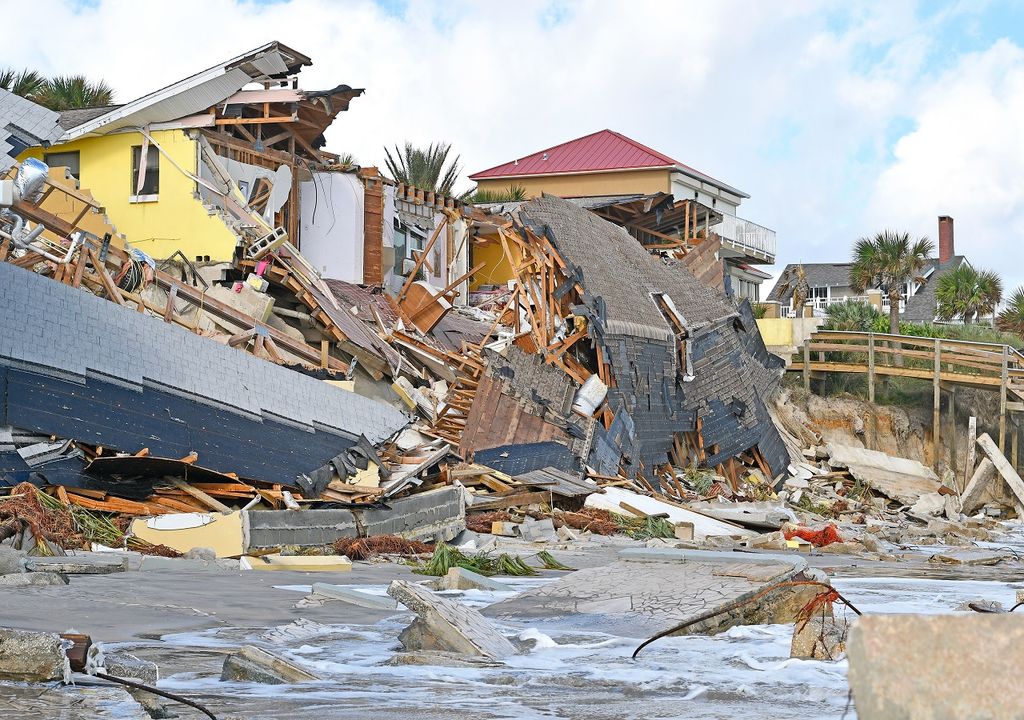 Casas destruídas devido à passagem de um furacão