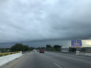Intensa lluvia azotó zonas de la Península de Yucatán, dejando considerables encharcamientos e inundaciones