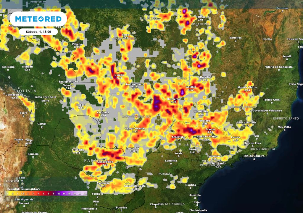 Previsão de densidade de raios no sábado durante a tarde.