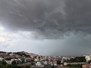Intensas lluvias acompañadas de actividad eléctrica y granizo sacuden a España