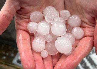 Starker Regen und Hagel legen Großbritannien lahm!