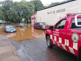 Intensas lluvias dejan considerables inundaciones en estados del Occidente y Centro del país