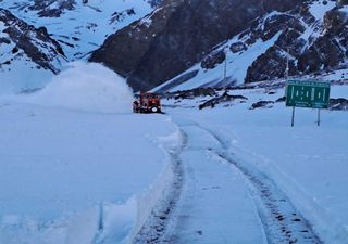 Intensas nevadas entre Argentina y Chile provocan el cierre de una importante carretera