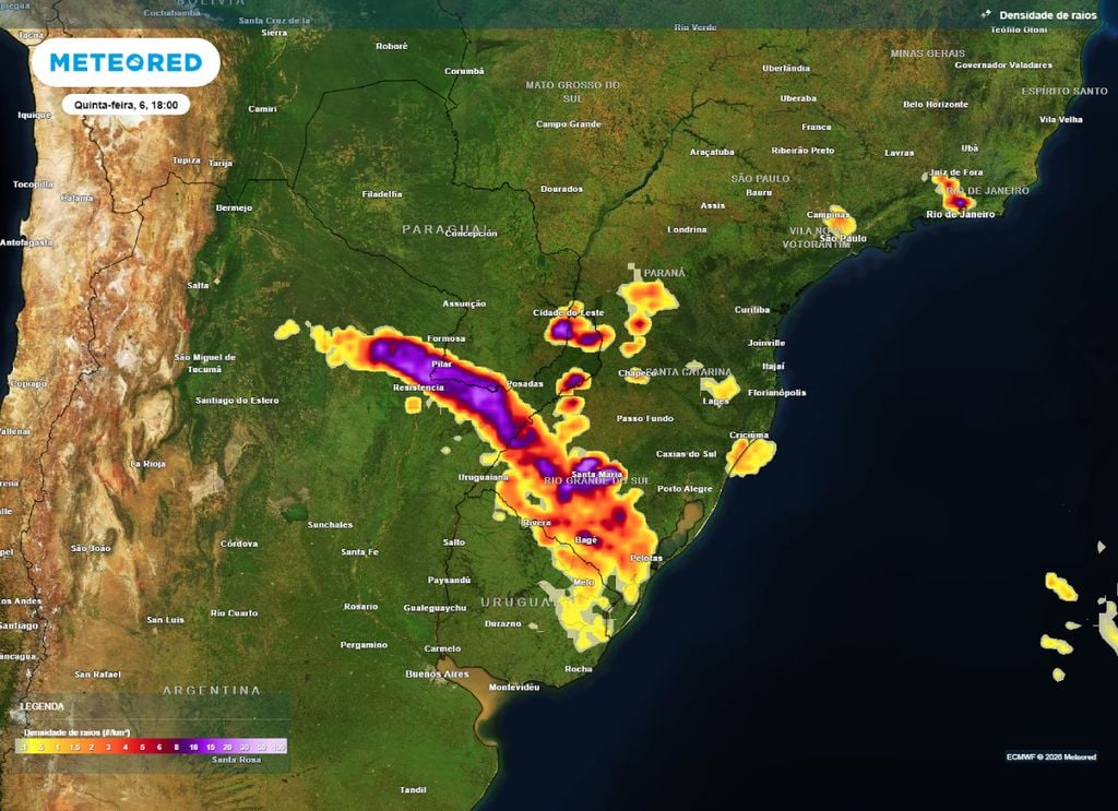 Densidade de raios. Mapa de densidade de raios msotra áreas com maiores chances de tempestades. Além disso, é possível observar a linha de instabilidade sobre Argentina, Paraguai e Sul do Brasil.