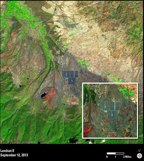 Imagen de Landsat-8 sobrevolando la planta de Andasol en Granda con sus espejos solares sin reflejo especular.