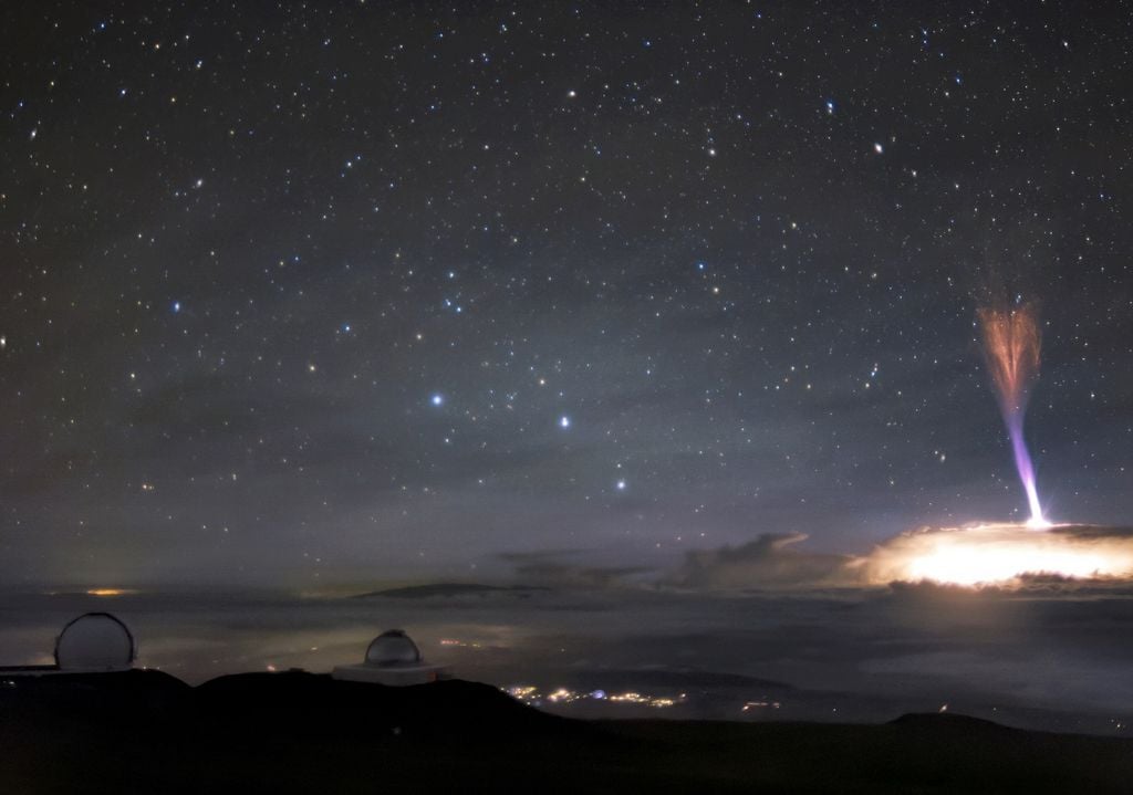 Sprites rouges et jets bleus pris avec une caméra automatique de l'observatoire international Gemini, à 4 200 mètres sur le Mauna Kea, à Hawaï.