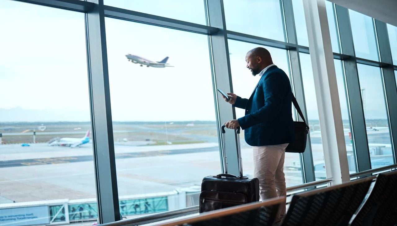 El wifi a bordo te permite mantenerte conectado durante el vuelo, pero hay que tener mucho cuidado para proteger tus datos personales y evitar riesgos de seguridad digital.
