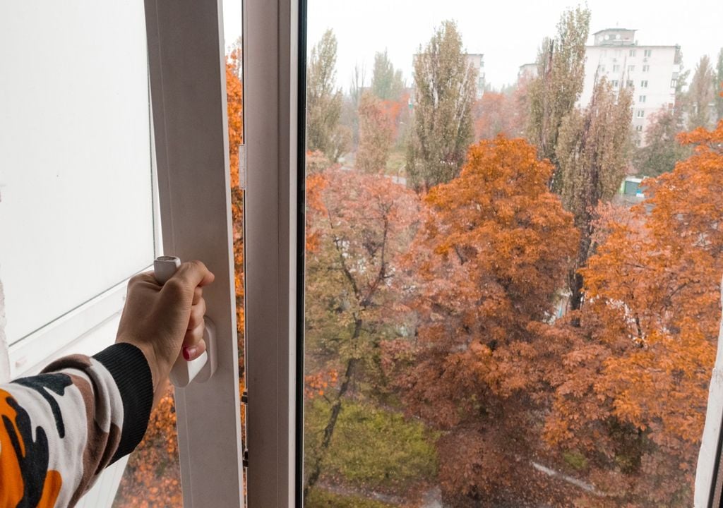 Mantener siempre la ventana hacia el exterior abierta algunos centímetros en el ambiente calefaccionado. Mantener siempre la ventana hacia el exterior abierta algunos centímetros en el ambiente calefaccionado.