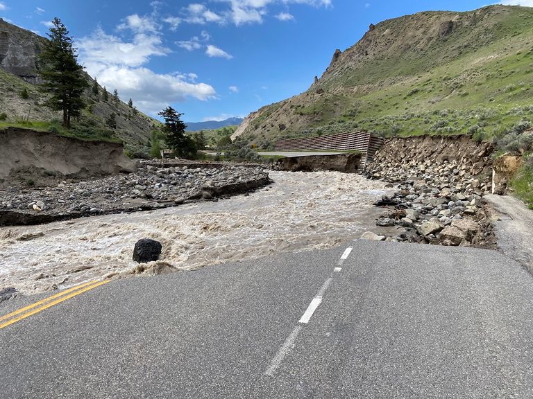 Yellowstone devastata da una rarissima alluvione: i video del disastro Yellowstone devastata da una rarissima alluvione: i video del disastro