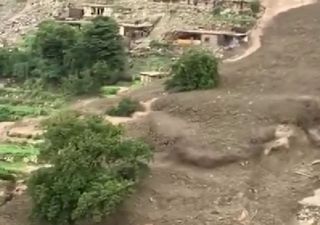 Inundación deja más de 10 fallecidos en Babusar, Pakistán: una gran ola de agua, lodo y roca se llevó buses y viviendas