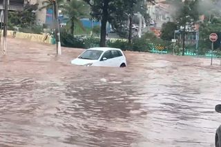 Inundación en São Paulo arrastra coches y motos